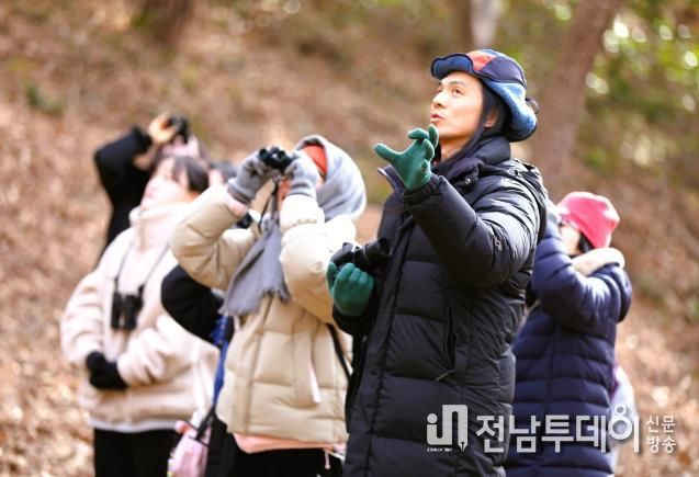 교원 직무연수에서 참가자들이 ‘새’를 주제로 한 탐조 활동에 열중하고 있다. 한국산림복지진흥원 국립나주숲체원 제공