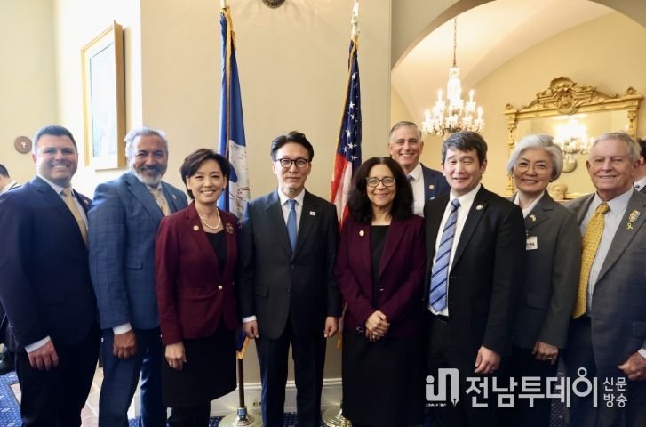 미국을 방문 중인 김민석 국무총리가 22일(현지시간) 미국 의사당을 방문, 하원 주요 인사들과 오찬 간담회를 하고 있다.