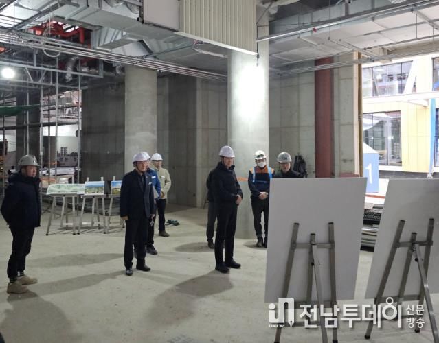 지난해 12월 순천시 관계자들이 신청사 건립사업 현장에서 동절기 대비 특별 안전 점검을 실시하고 있다