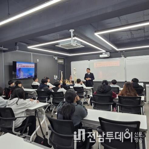 순천시 청소년들이 순천제일대학교 의료재활과에서 의료재활 진로 체험을 하고 있다