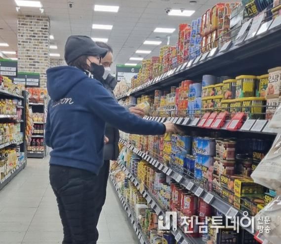 점검반이 설 명절을 앞두고 ‘설 명절 대비 성수 식품 조리·판매업소 위생점검’을 실시했다