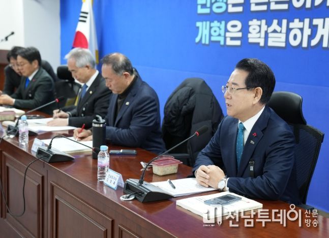 김영록 전라남도지사가 27일 서울 국회의원회관에서 열린 광주·전남 행정통합 특별법 검토 제4차 간담회에서 지역 국회의원들과 특별법에 대해 논의하고 있다.