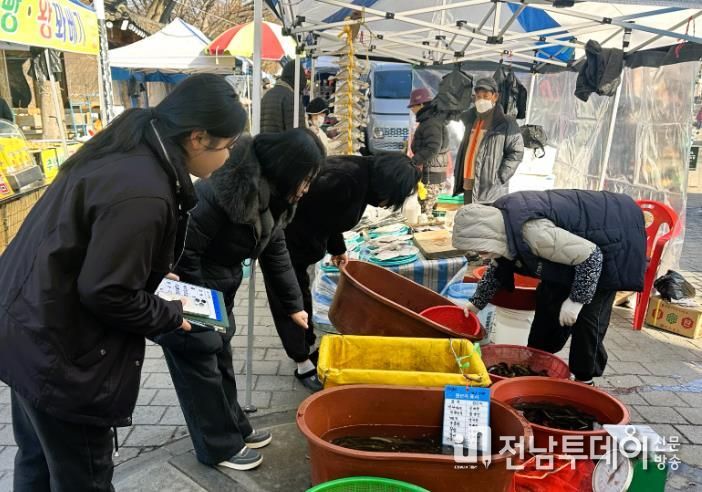27일 담양시장 농산물 원산지 표시 합동 교차 지도·단속 현장. 장성군 제공