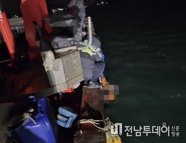 해상 익수자를 구조 중인 완도해경의 모습