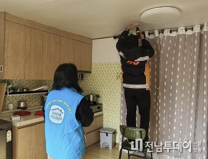 여수시 동문동은 지난 27일 동문동 복지기동대와 생활안전순찰대가 협업하여 ‘소방합동점검과 안전물품 지원’ 활동을 펼쳤다.