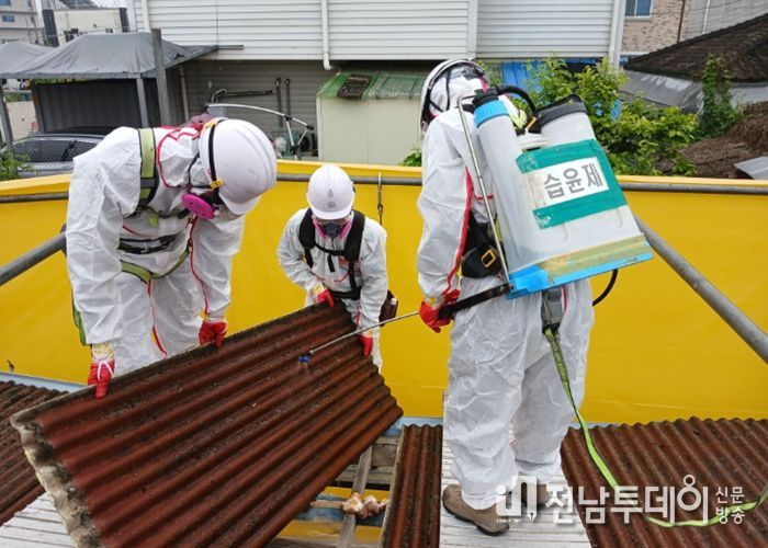 지난해 슬레이트 처리 지원사업을 통해 관내 한 주택의 노후 슬레이트를 철거하고 있는 모습