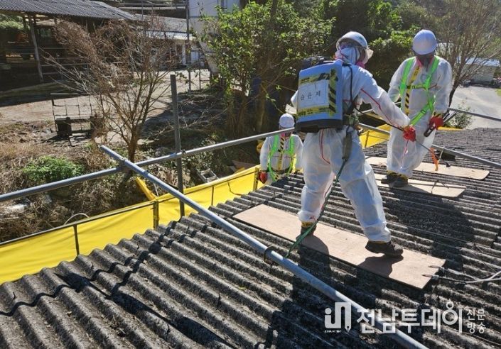 슬레이트 지붕을 철거하는 모습