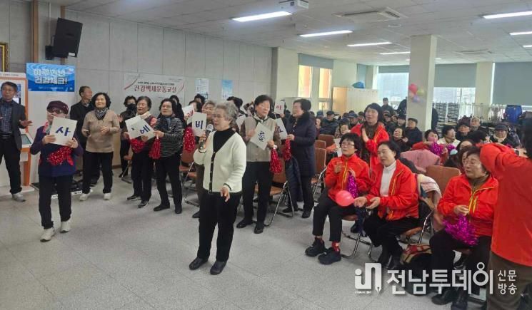 스마트복지회관에서 열린 ‘어르신 노래 한마당’에서 어르신들이 응원도구를 들고 공연을 즐기고 있다.