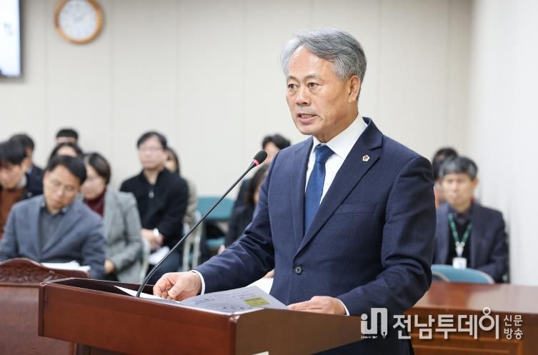 박성재 전남도의원이 보건복지환경위원회 회의(2일)에서 제안설명을 하고 있다.