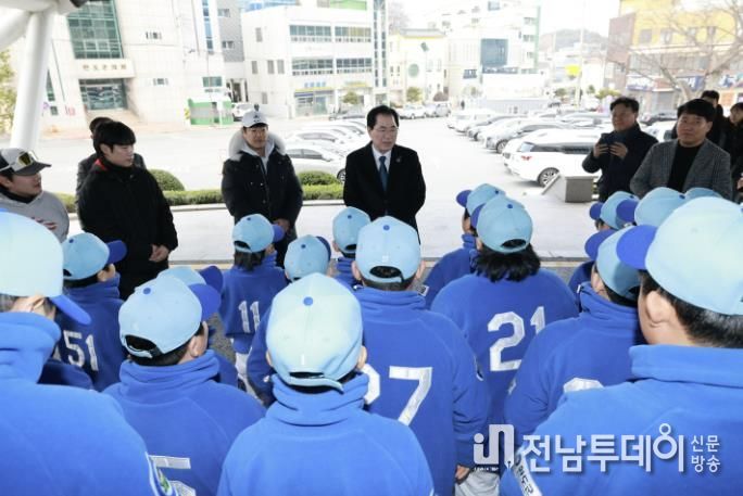 선수단을 격려하는 신우철 군수)