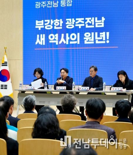 강기정 광주광역시장이 3일 전남대학교 용봉홀에서 열린 ‘광주전남 통합 대학‧청년 분야 시민공청회’에 참석해 대학‧청년 분야 관계자들과 통합 정책 방향을 논의하고 있다. /광주광역시 제공