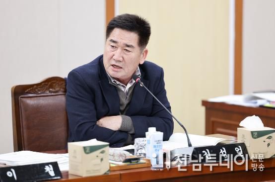 김성일 도의원이 지난 2월 2일 전남개발공사 업무보고에서 질의를 하고 있다.