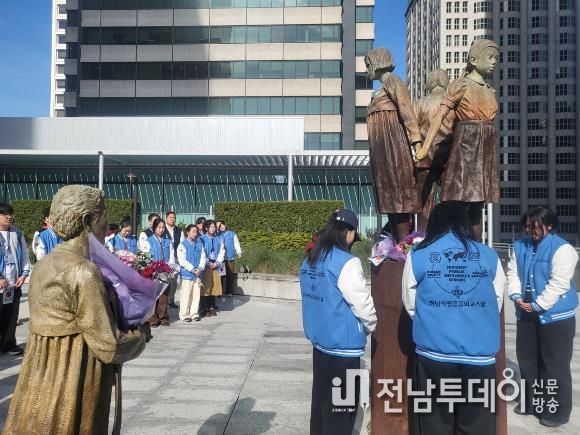 샌프란시스코 위안부 기림비에서 학생외교관들이 헌화 및 추모 활동을 진행하고 있다.