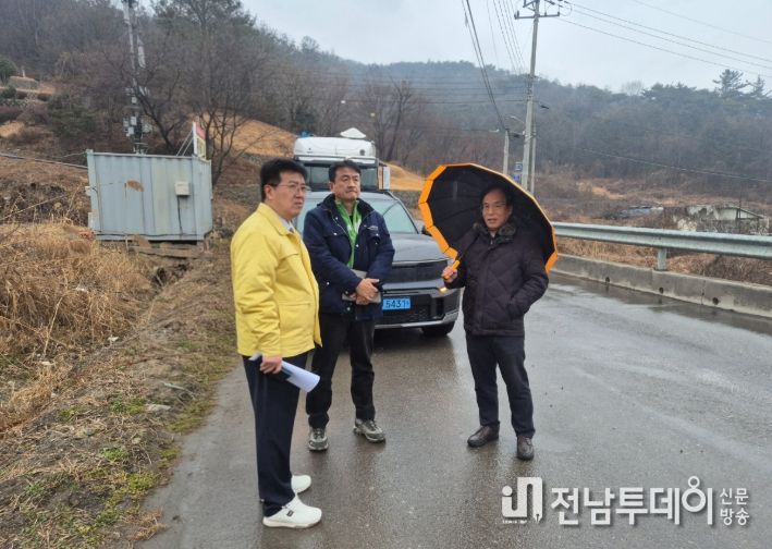 이호범 부군수가 아프리카 돼지열병 방역 현장을 점검하는 모습