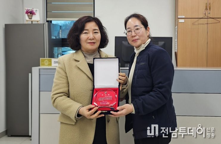 송내옥 나주시 건강증진과장(왼쪽)이 한국도로교통공단으로부터 감사패를 받고 있다.