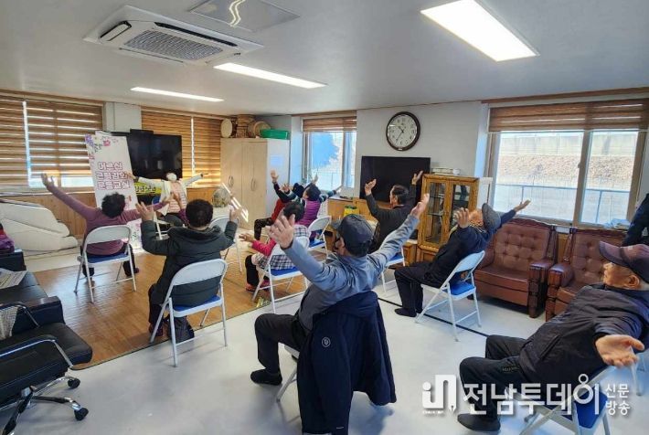 근력 강화 운동교실에 참여한 어르신들의 모습