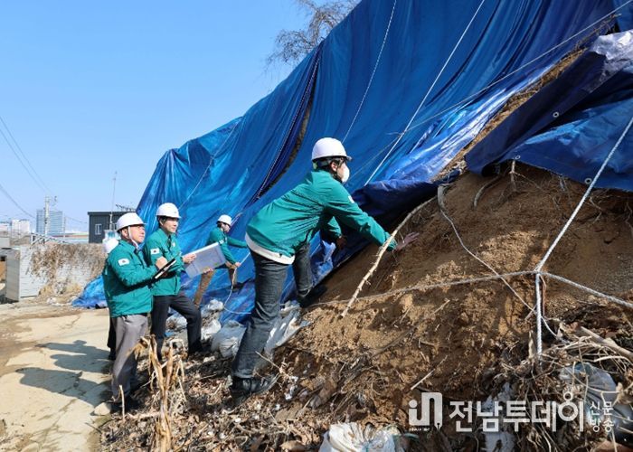 광산구가 해빙기를 앞두고 지반 약화로 인한 붕괴·낙석 사고 등을 예방하기 위해 급경사지인 산월N1지구를 점검하고 있다.