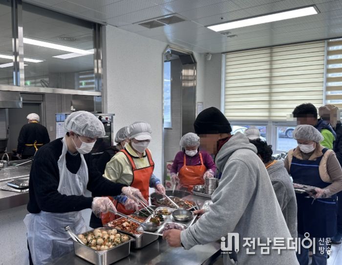 진도군 주민복지과 등 배식 자원봉사 통해 따뜻한 이웃사랑 실천