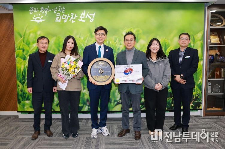 보성군, ‘서편제보성소리축제’ 대한민국축제콘텐츠대상 5년 연속 대상 선정(왼쪽에서 세 번째_김철우 보성군수,네번째_채희설 서편제보성소리축제추진위원장)