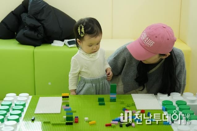 나주시가 출생기본소득 요건 완화에 따라 신청하지 못한 출생가정을 적극 발굴하고 있다. 사진은 빛가람꿈자람센터를 방문한 나주 시민 모습.(사진 제공-나주시)