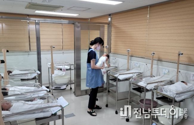 강진공공산후조리원 신생아실에서 간호사가 아이를 돌보고 있는 모습