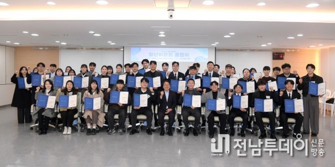 강기정 광주광역시장이 26일 오후 시청 중회의실에서 열린 제11기 청년위원회 출범식에 참석해 위촉장을 수여한 후 참석자들과 함께 기념촬영을 하고 있다. /광주광역시 제공