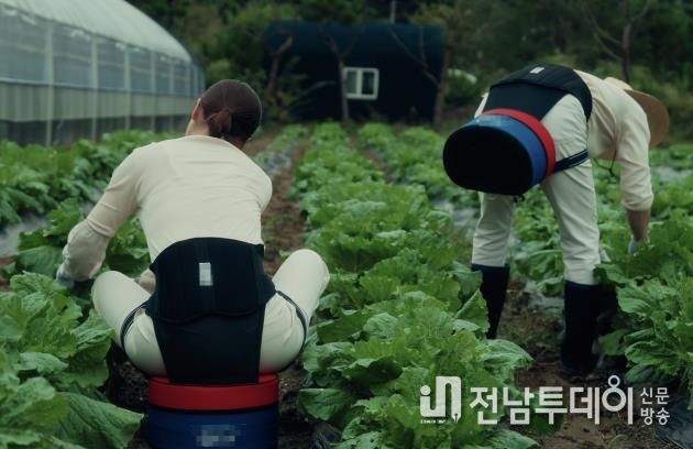 나주시가 농작업 편의의자 공급을 농어민 공익수당 지급 대상자 전원으로 확대하고 오는 6일까지 신청을 받는다. (사진 제공-나주시)