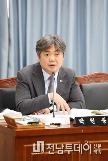 업무보고 질의 중인 박원종 전남도의원