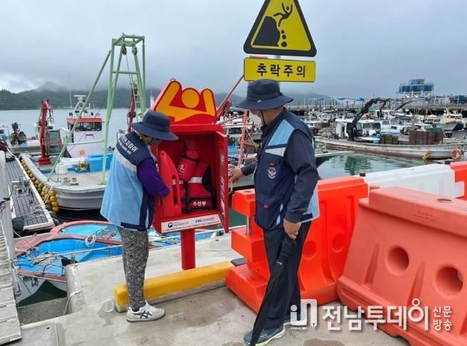 인명구조함을 점검중인 연안안전지킴이들의 모습