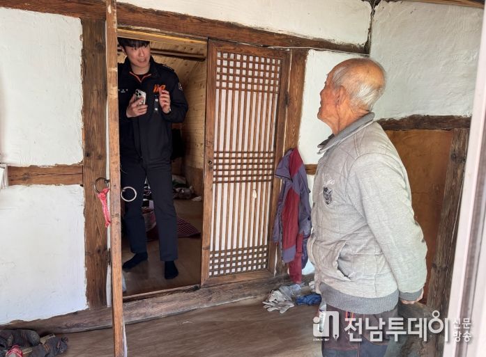 장흥읍 화재피해 발생 주택을 방문하여 재발 방지 교육을 실시하고 있다.