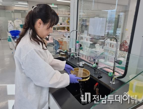 농산물안전분석센터 토양검정 담당자가 체가름법으로 성토토양 모래함량을 분석하고 있는 모습