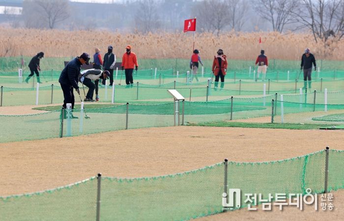 광산구가 지난 12일 운남동 107-3번지 일원에 9홀 규모인 운남파크골프장 조성을 완료해 시민들이 이용하고 있는 모습.