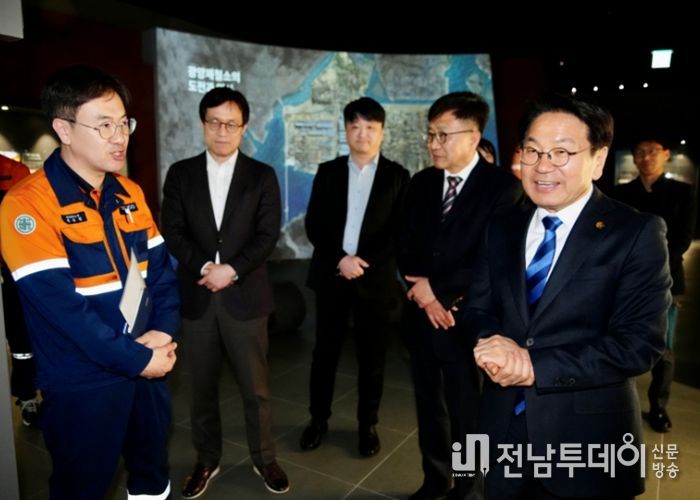 강기정 광주광역시장이 16일 포스코 광양제철소를 방문해 제철소 운영 현황을 살펴보고 에너지 운영 현황과 향후 전력 수급 계획 등을 청취하고 있다. /광주광역시 제공