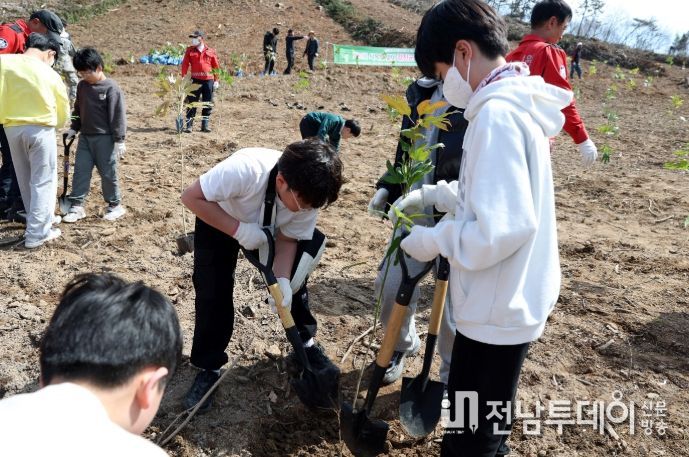강진군, 제81회 식목일 나무심기 행사