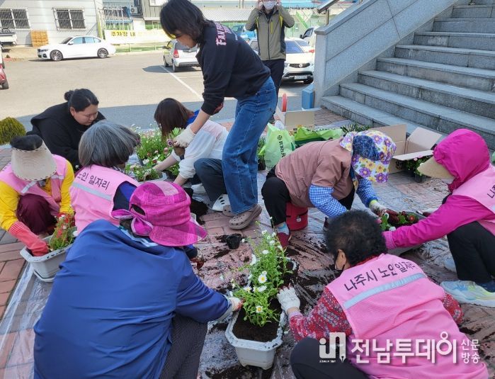 나주시가 오는 4월 30일까지 노인일자리 참여자들의 안전한 근로환경 조성을 위해 현장점검에 나선다. 사진은 나주시 노인일자리 참여 모습.
