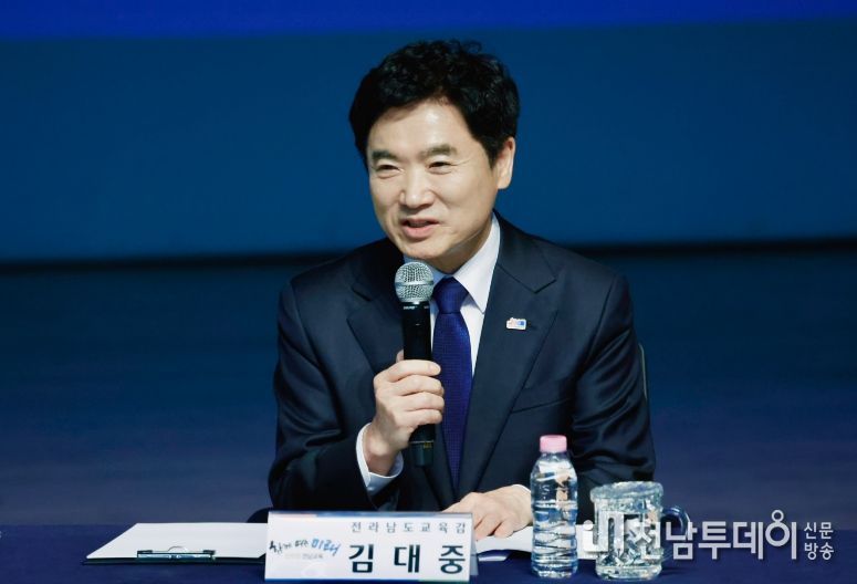 김대중 전라남도교육감(오른쪽)과 이정선 광주시교육감(왼쪽)이 전남광주교육통합 관련 질의에 답변하고 있다.