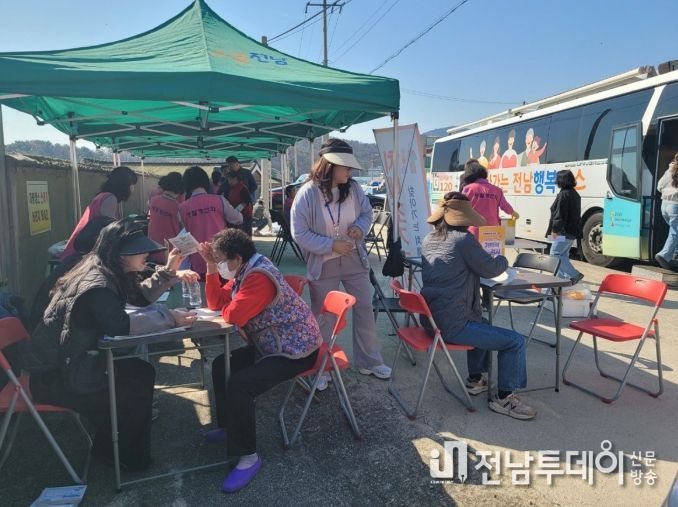 여수시는 지난 23일 ‘전남행복버스’가 오천동을 방문해 80여 세대 주민들을 대상으로 이·미용과 보건·복지·문화 분야의 맞춤형 서비스를 운영했다.