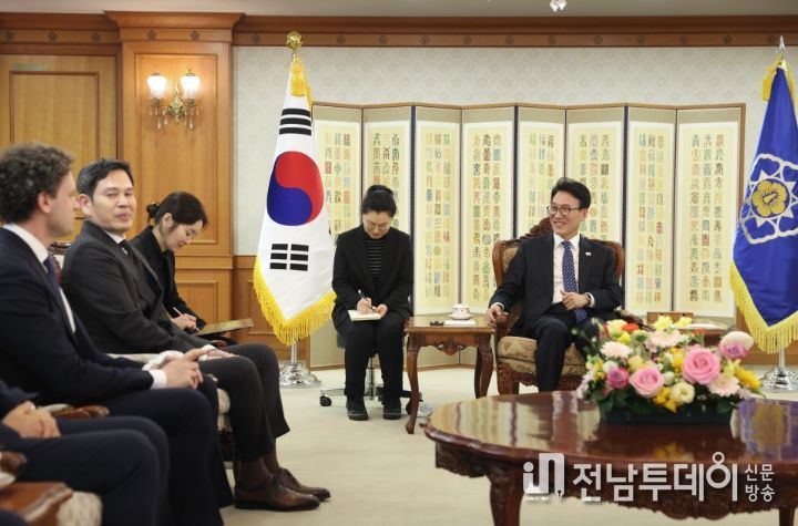 김민석 국무총리가 24일 세종대로 정부서울청사에서 미샤 라스킨 리플렉션 AI 대표·정용진 신세계그룹 회장을 접견, 인사 및 환담을 나누고 있다.