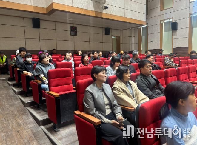 농업기술센터 대강당에서 강사가 직원들을 대상으로 교육을 실시하고 있다