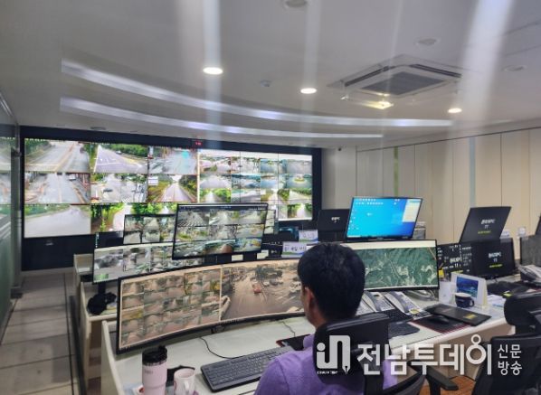 장성군 관제요원이 지능형 선별관제 시스템이 적용된 CCTV 화면을 감시하고 있다. 장성군 제