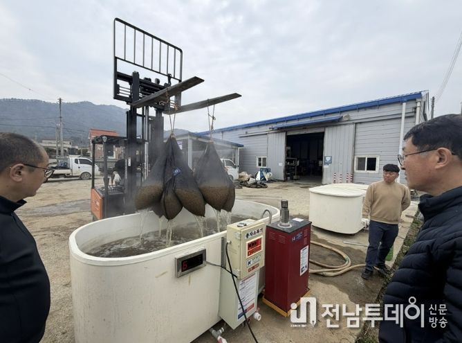 볍씨 종자 10kg 단위 10포대를 온탕소독기에 담가 소독하고 있다.