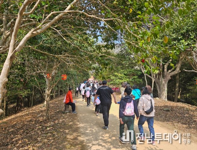 강진군체육회 주관 ‘동백숲길 3대가 함께 걷다’행사가 성황리에 펼쳐졌다.