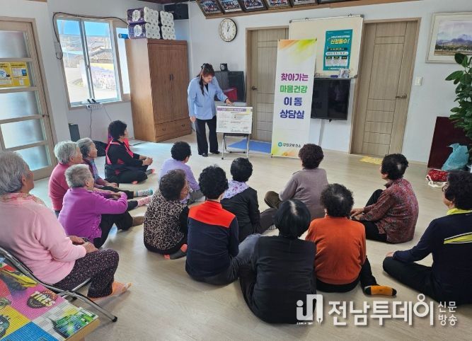 보건소에서 경로당 어르신 대상으로 우울선별검사를 실시하고 있다.