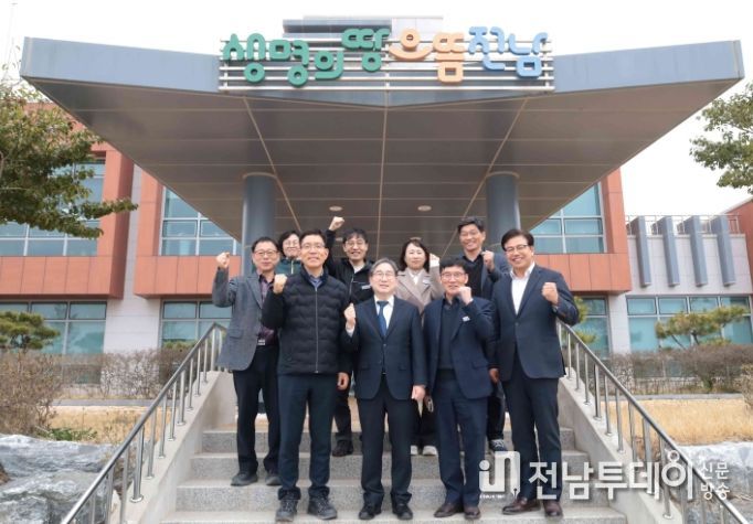 강상구 나주시장 권한대행(가운데)이 지난 24일 전라남도 종자관리소를 방문해 종자 생산 과정과 품질 관리 체계를 살폈다. (사진 제공-나주시)