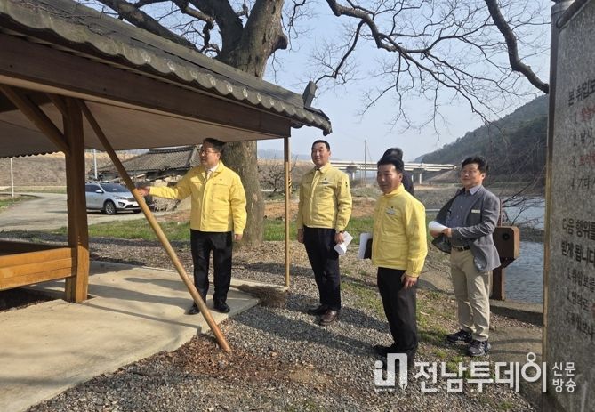 나주시가 하천과 구거 내 불법점용 시설에 대해 전수조사에 나선다. 사진은 강상구 나주시장 권한대행을 비롯한 관련 공직자들이 현장점검을 진행 중인 모습.