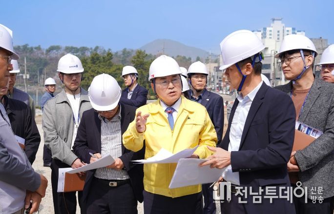 여수시 관계자들이 지난 3일 ‘선소테마정원’ 조성 현장에서 간부회의를 개최하고 추진상황과 개관 준비 상황을 점검하고 있다.