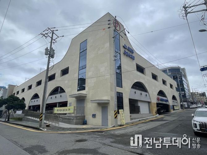 여수시가 오는 8일부터 관내 유료 공영주차장을 대상으로 ‘차량 5부제’를 민간 부문까지 확대 시행한다.