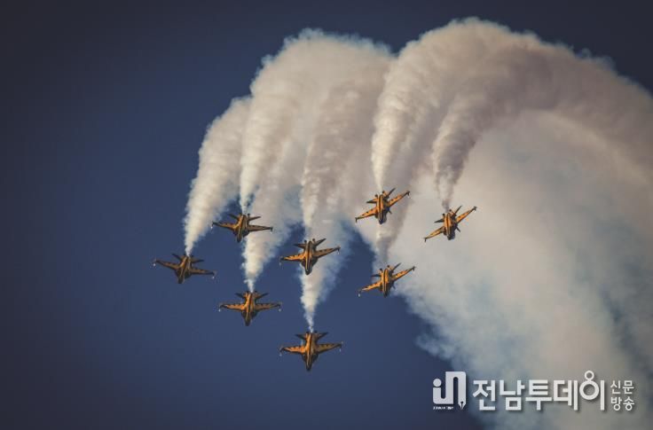 고흥우주항공축제 서막은 공군 특수비행팀 블랙이글스의 ‘화려한 비상’ - 블랙이글스 에어쇼.j