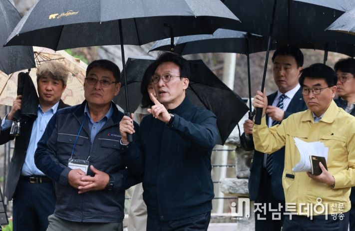 김민석 국무총리가 9일 세종 장군면 아스팔트콘크리트 생산업체를 방문, 중동 사태에 따른 건설 자재 수급 리스크 등을 점검하고 있다.(국무조정실)