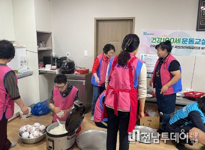 생활개선 곡성군연합회가 겸면 마전리 마을회관을 찾아 취약계층을 위한 희망밥상 나누기 행사를 추진하고 있다.